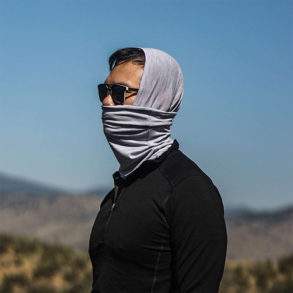 Micro_wool_neck_gaiter_multiclava_Olive_Drab_Green_lifestyle_2.jpg